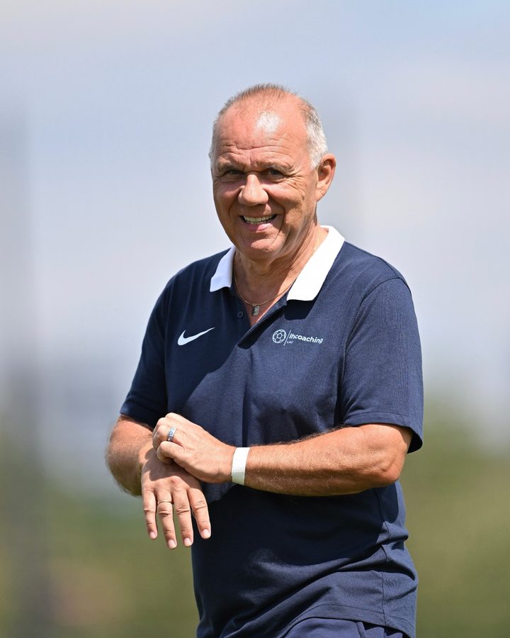 LHCoaching-Trainer lächelnd auf dem Platz am DFB-Campus