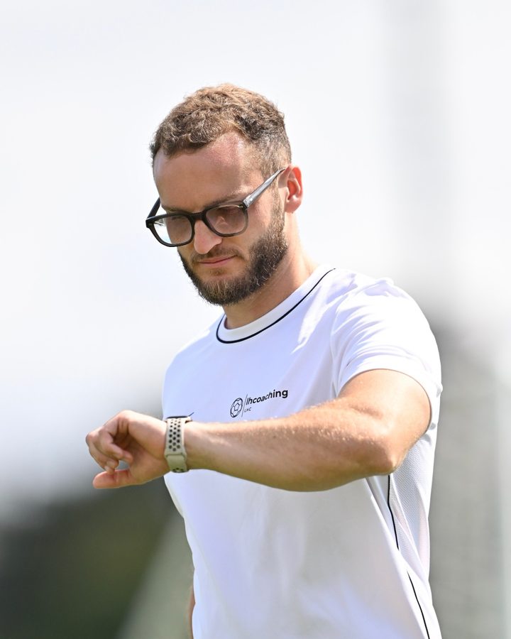 LHCoaching-Trainer schaut während der Einheit am DFB-Campus auf die Uhr
