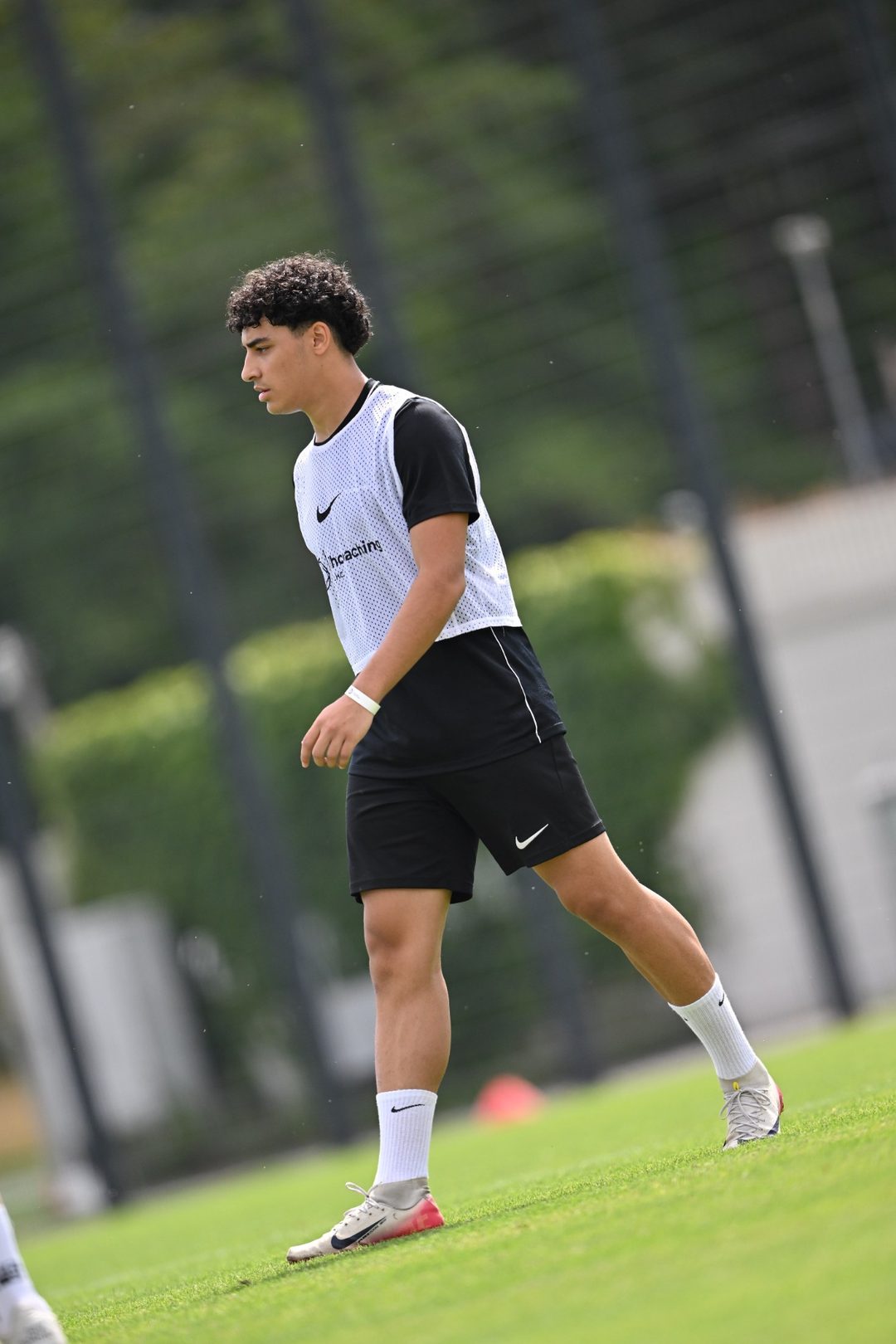 Spieler im LHCoaching-Leibchen auf dem Platz am DFB-Campus