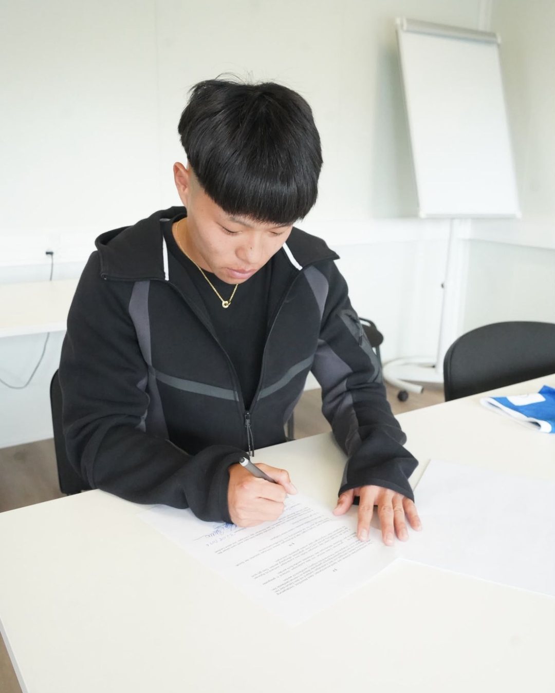 Haruto Miura unterschreibt seinen Vertrag beim SV Darmstadt 98