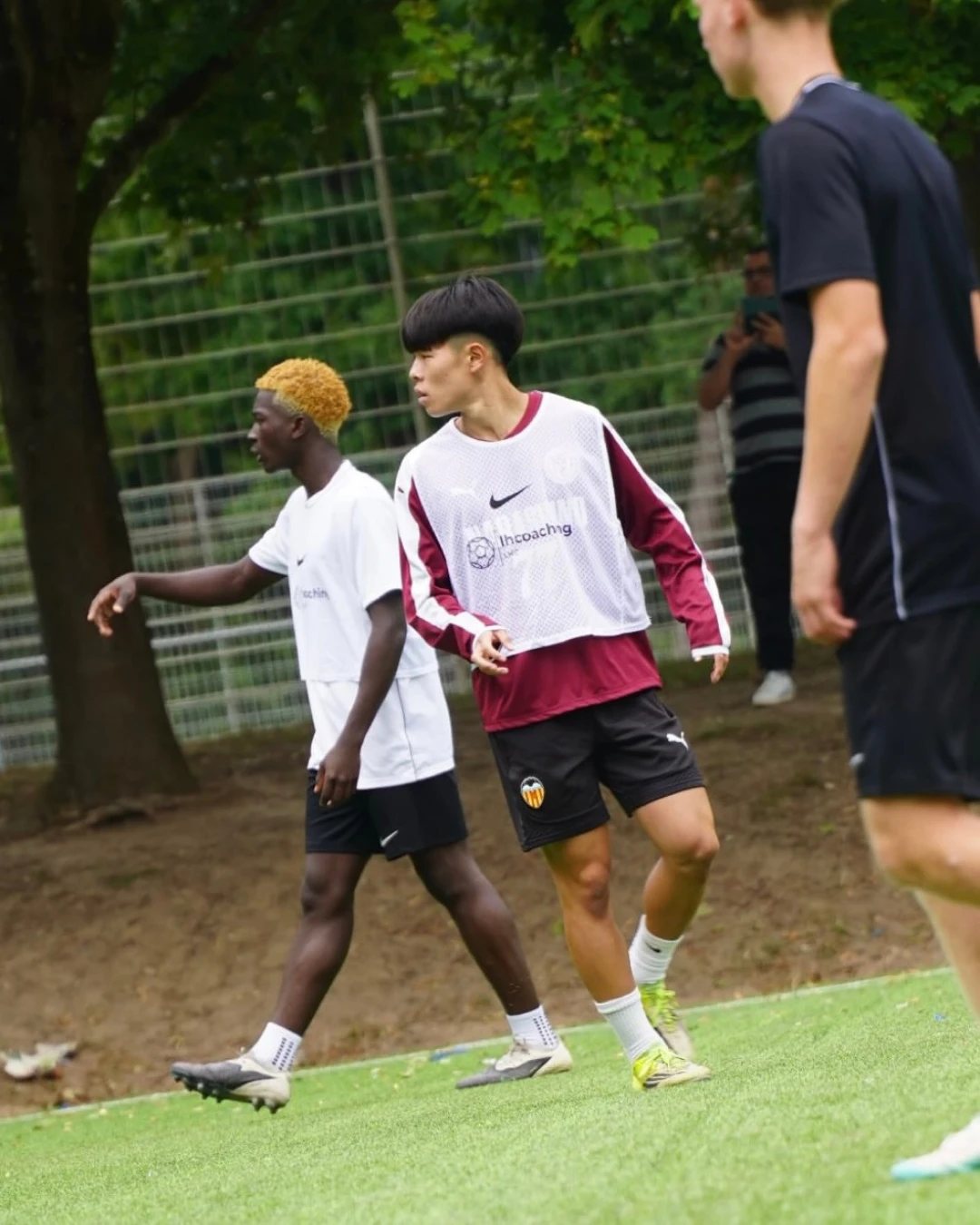 Haruto Miura beim Training im LHCoaching-Leibchen während des Juli-Programms