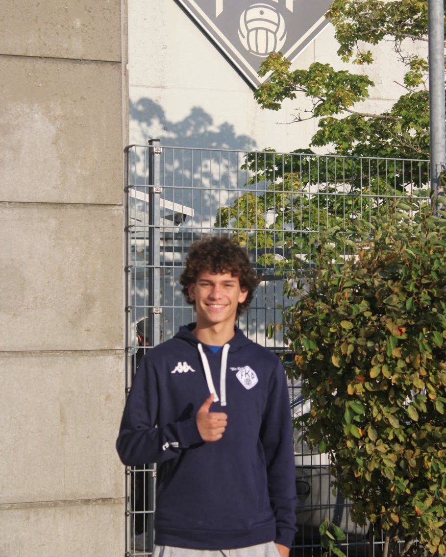 Matthew Hernandez in front of the FK Pirmasens crest